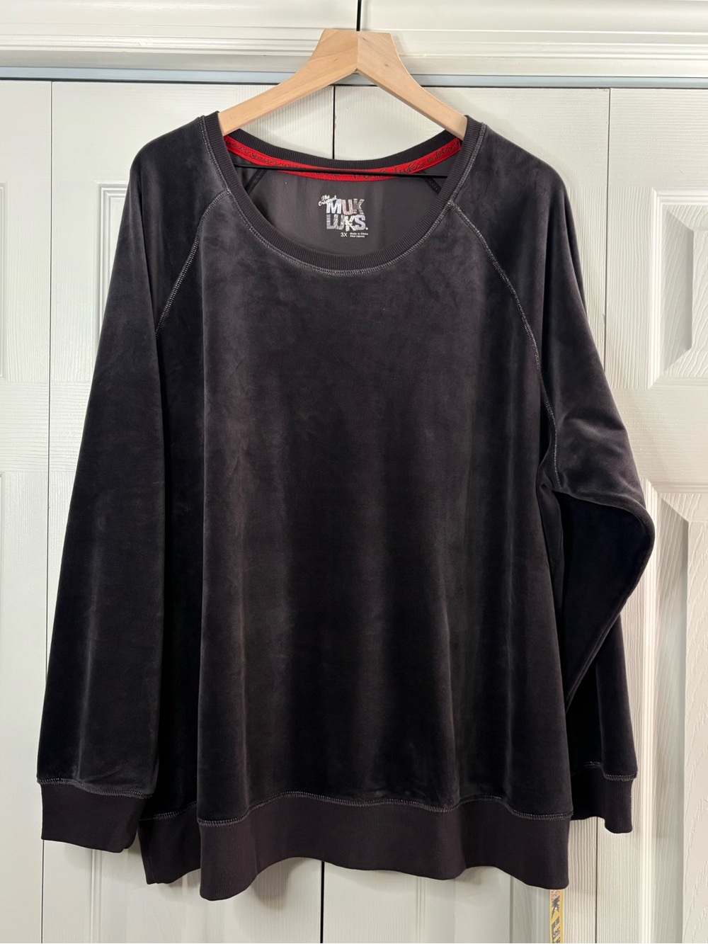 Women’s Muk Luks plush velour sweatshirt in a dark gray size 3X NWT
